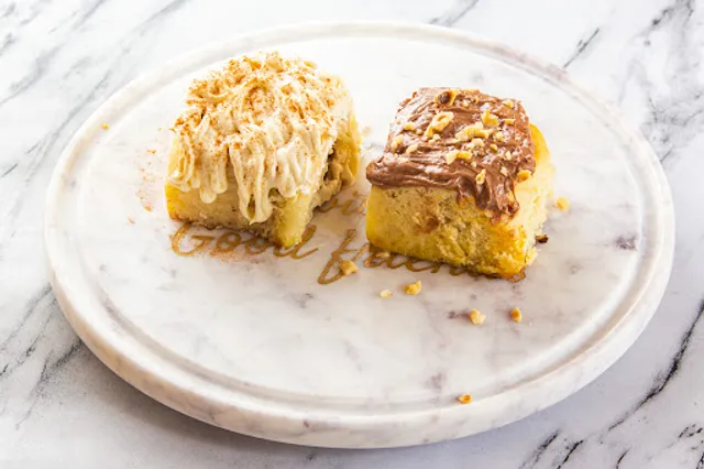 Siňamon - Decadent Cinnamon Rolls