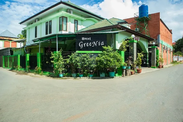 Super OYO 1682 Greenia Hotel