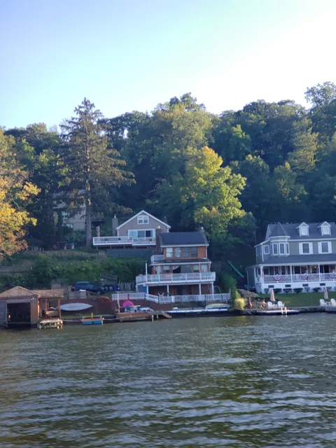 Mr. C's Lakefront Lodging