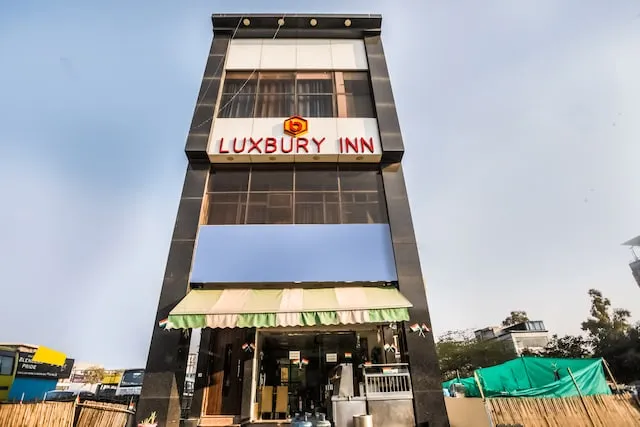 OYO 15737 Hotel Luxbury Inn