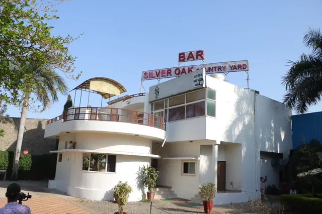 Silver Oak Country Yard