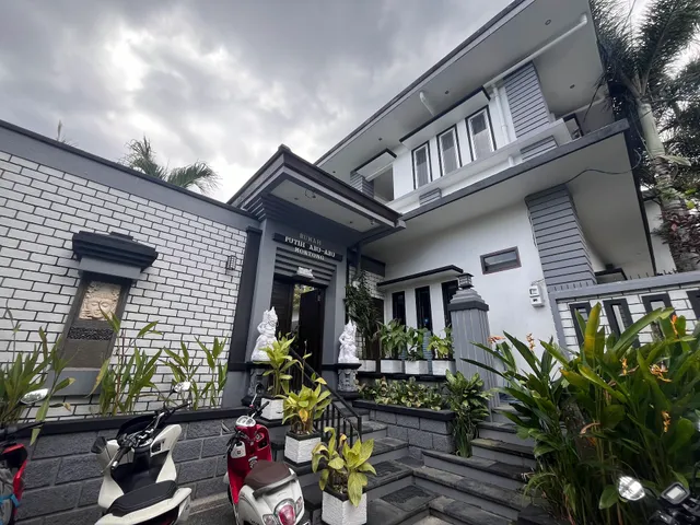 Rumah Putih Abu Abu