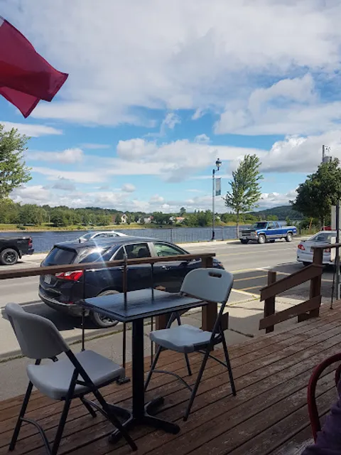 The 878 Waterfront Bistro & Cafe