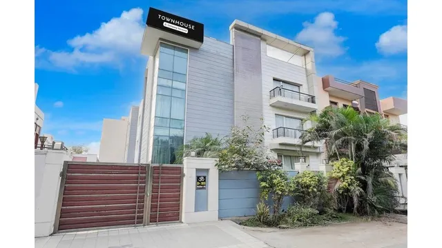 Townhouse Sector 51 Noida Near Metro Station Formerly Luxury Suites Inn