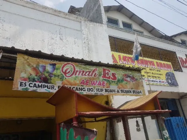 OMAH ES AE wae ayam geprek & thai tea