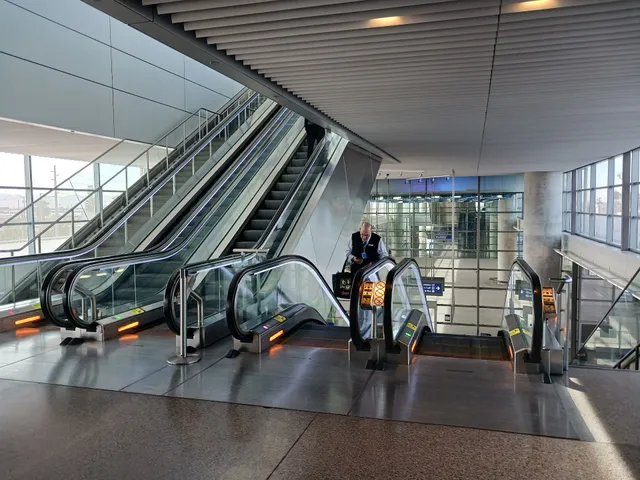 44th St Sky Train Station