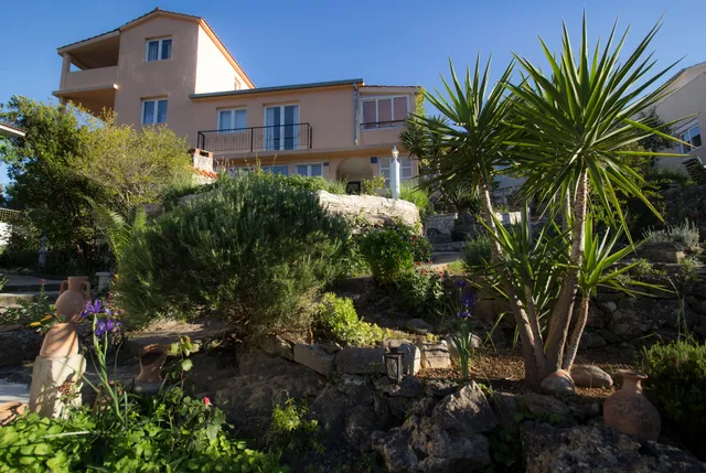 Apartmani "Imanje pod kistom", otok Vis- Estate under the Paintbrush, Vis Island, Croatia