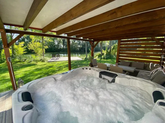 Riverside Apartment / Szigeti Kisház