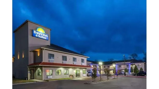 Days Inn & Suites by Wyndham Madisonville