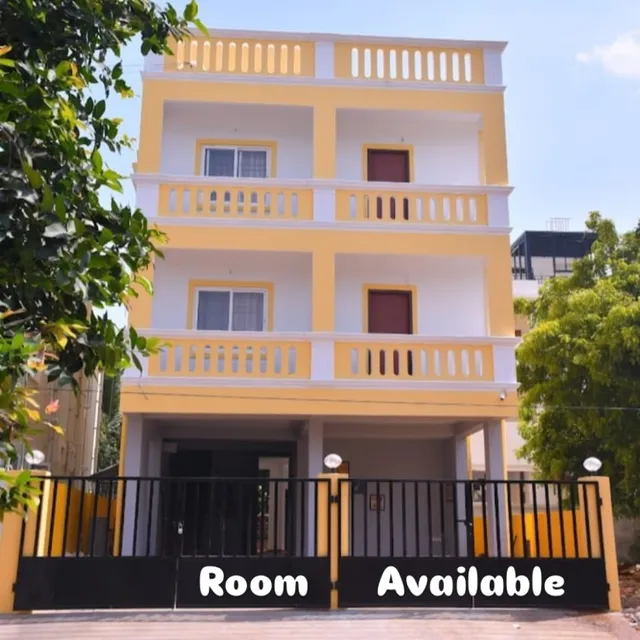 Le premier inn -with a swimming pool , beside the bay !