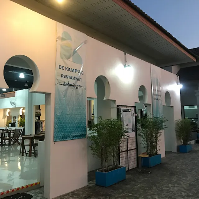 DE KAMPONG CAFÉ & RESTAURANT