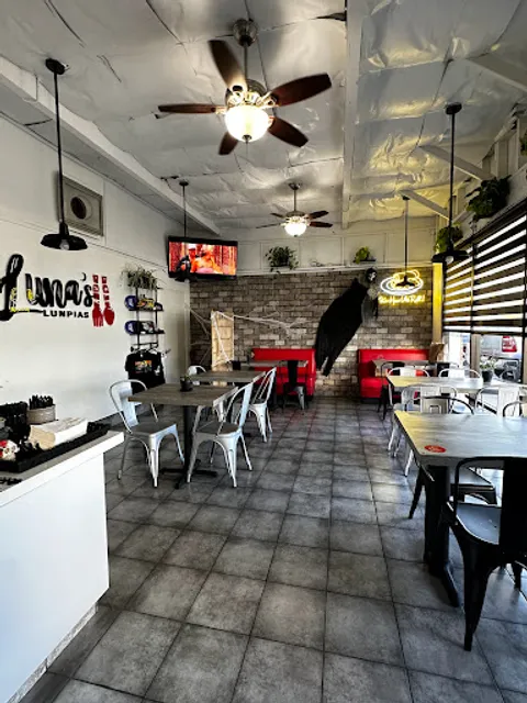 Luna's LUNpias Filipino Fusion Eatery