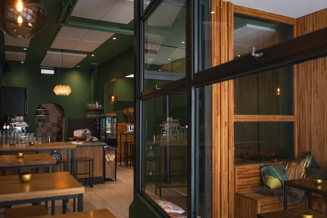 Enchanté Cocktails, Food and Wine