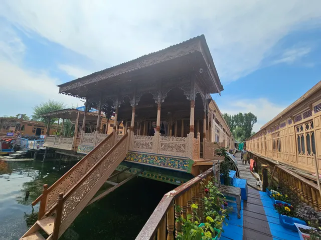 Houseboat New Golden Fleece