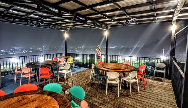 俩吆久景觀貨櫃餐廳