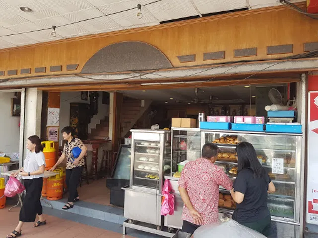 Maxims Snack Shoppe - 大胡子面包小食