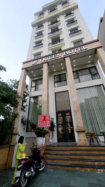 Khách sạn Queen Hotel