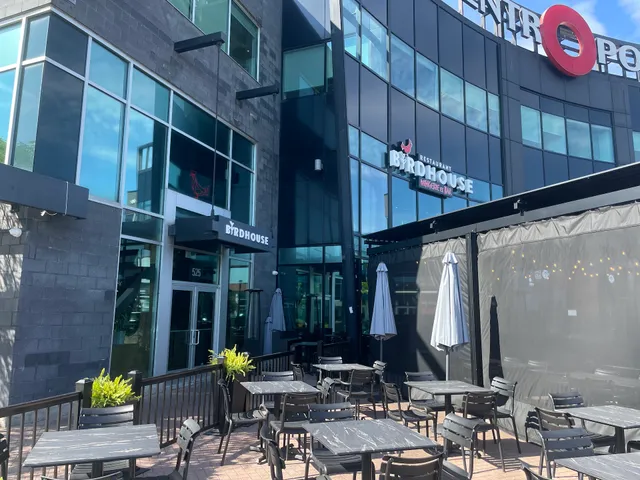 Restaurant Birdhouse Wingerie & Bar Centropolis Laval