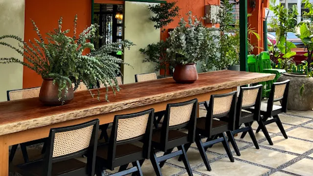 Jollypit Bar & Grill