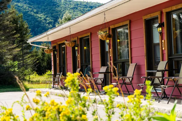 Auberge Le Camp de Base - Chambres/Dortoir/Camping - Fjord du Saguenay