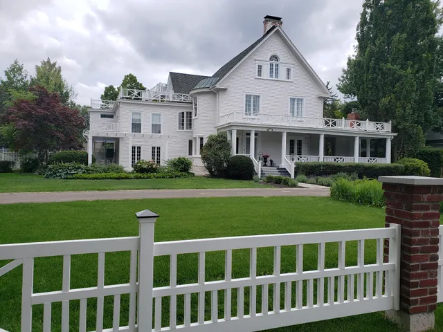 Lakewinds Country Manor