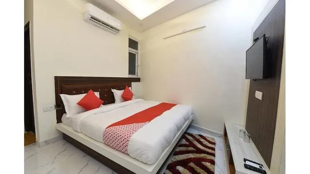 OYO The Signature Hotel Near Iskcon Temple Noida
