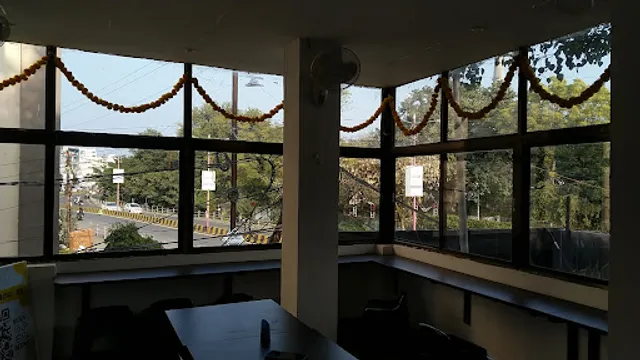 Biryani में Elaichi