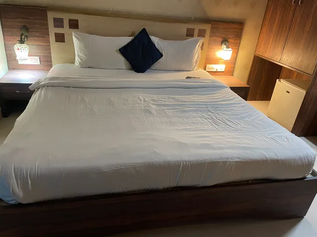 OYO 75244 Royal Shades