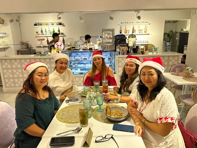 Under the cloud cafe