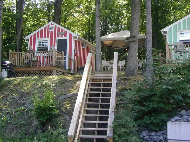 Admiral Peabody's Lakeside Lodging