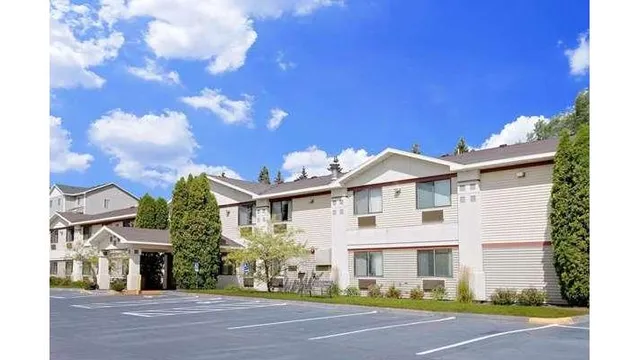 Super 8 by Wyndham Cloquet