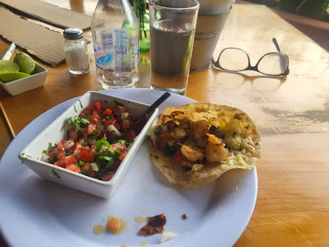 Niisa's Restaurant & Bakery