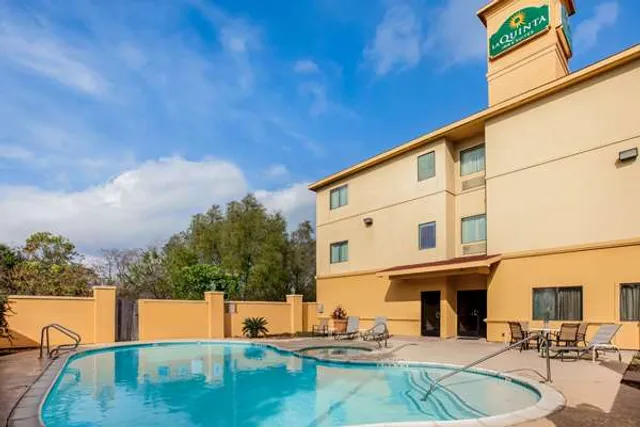 La Quinta Inn & Suites by Wyndham Pasadena
