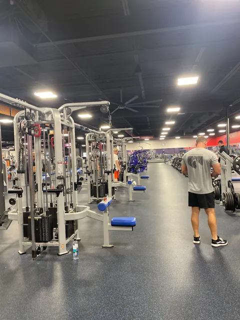 Crunch Fitness - Auburn