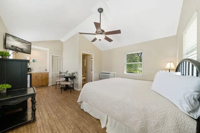 Blanco Riverside Getaway Cottages & RV