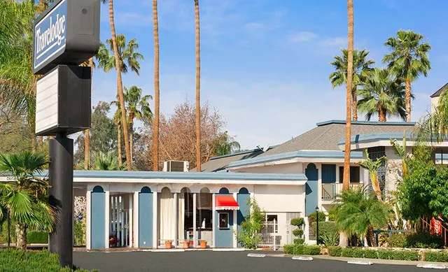 Travelodge by Wyndham Bakersfield