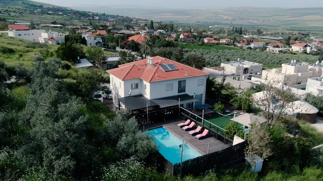 בין הר לכנרת