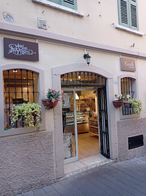 Carlo Pasticceria e Le mani e pasta