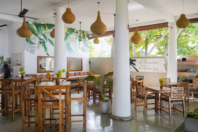 Cool Vibes Beach House - Bar & Restaurant & Surf