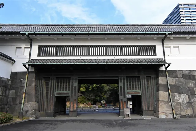Ōte-mon Gate (Gate to the East Gardens)