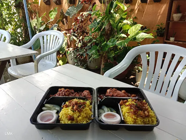 FhayeMoss Restaurant (Aninuan)