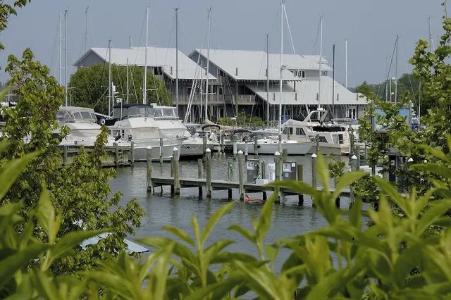 Knapp’s Narrows Marina & Inn