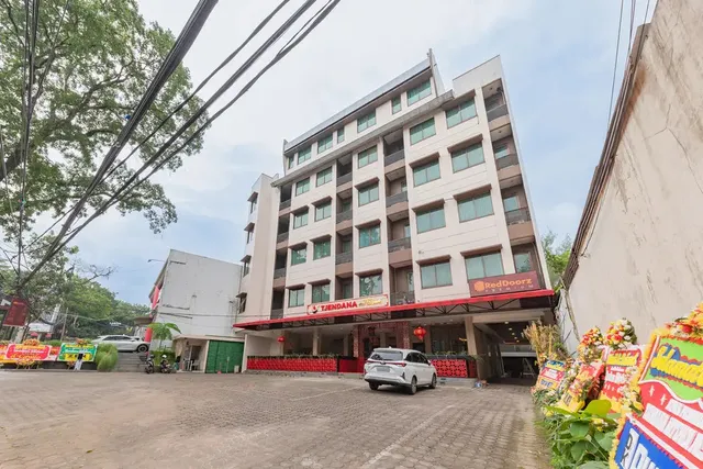 RedDoorz Premium near Paris Van Java Mall