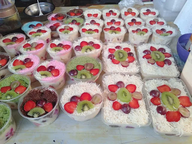 ꦱꦭꦣ꧀ꦧꦸꦮꦃꦣꦤ꧀ꦕꦩꦶꦭꦤ꧀ꦪꦸꦱꦶꦠꦶ Salad buah dan camilan yu siti