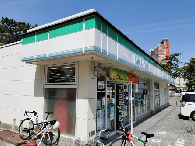 FamilyMart Shirarahama Beach