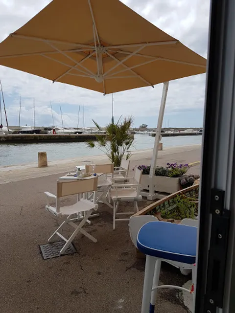 Encanto white Fishbar dock 7