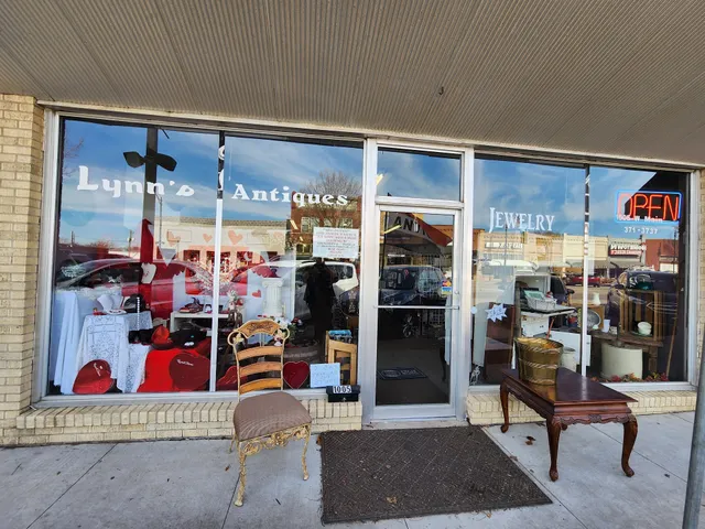 Lynn's Antiques and Jewelry