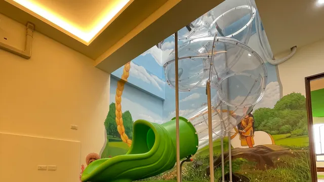 花蓮旋轉吧小人國親子民宿-兩層樓旋轉溜滑梯-夜市機台