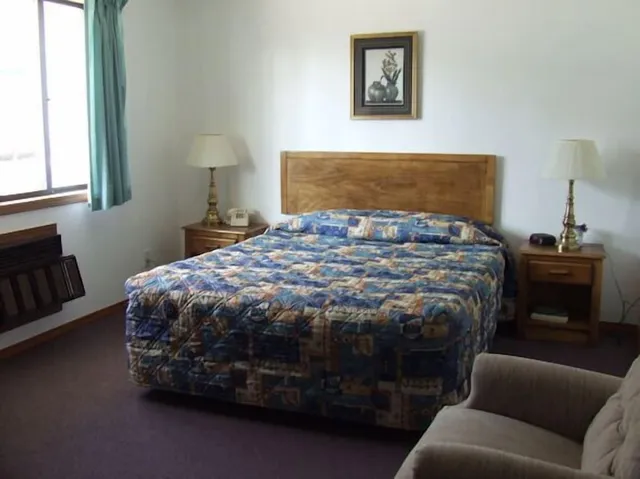 Skyline Motel changed to Parkway Studios