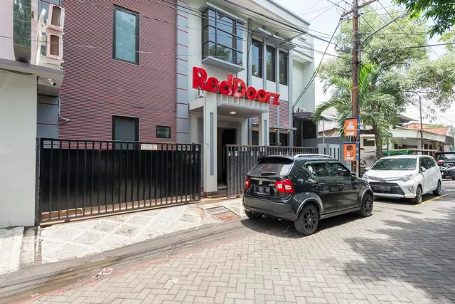 RedDoorz near Grand City Mall 2